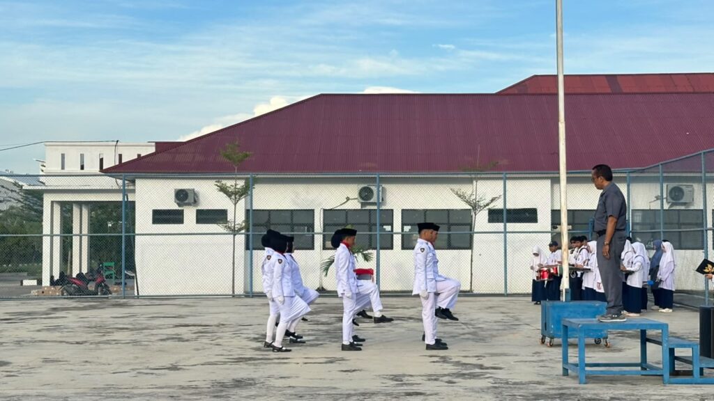Upacara Bendera Perdana Warnai Hari Pertama Masuk Sekolah di Pesantren Hamka Padang